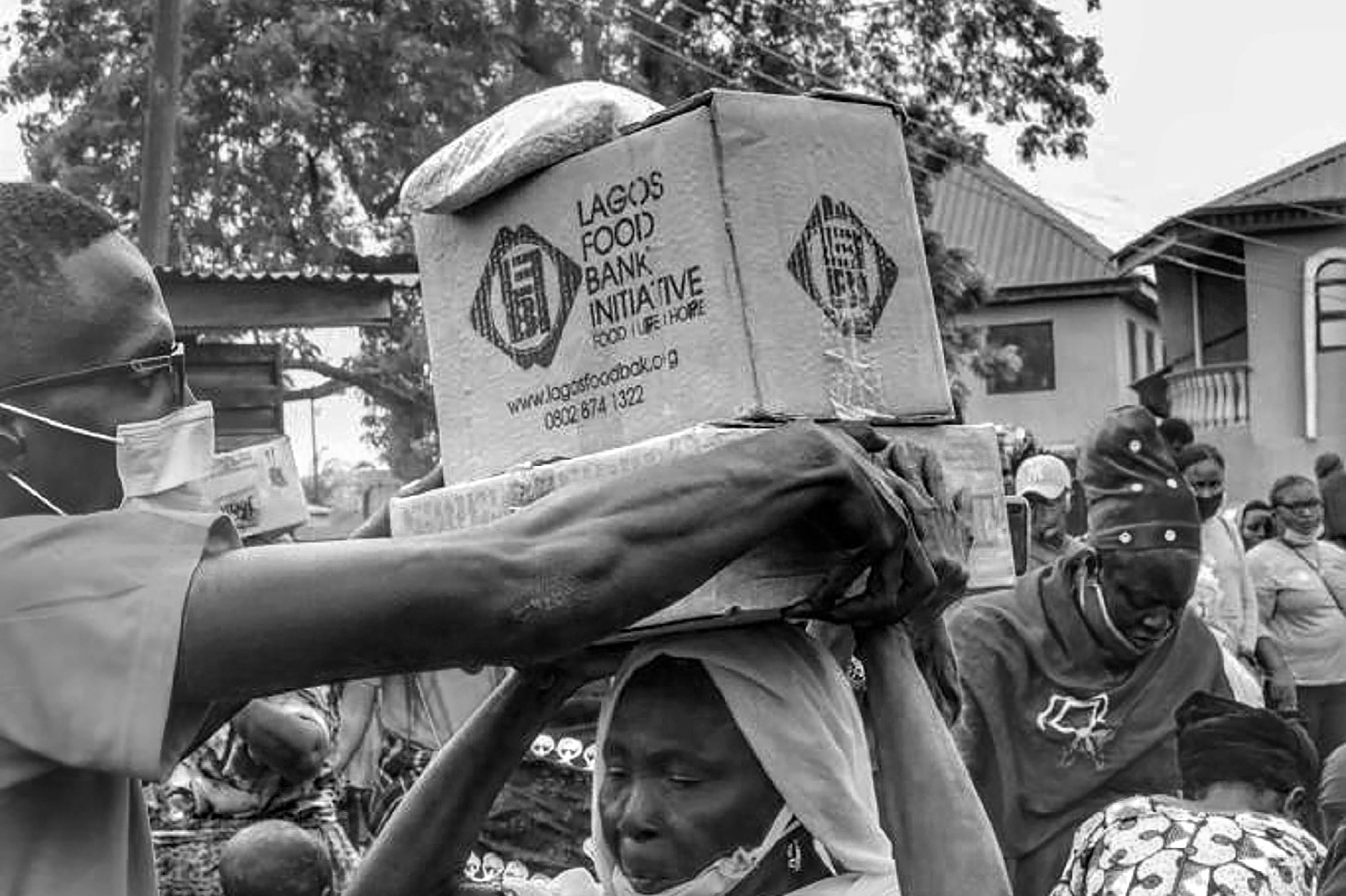 Voluntários em distribuição de apoio social